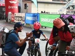 DSC_0371-Shake-Hands-U7